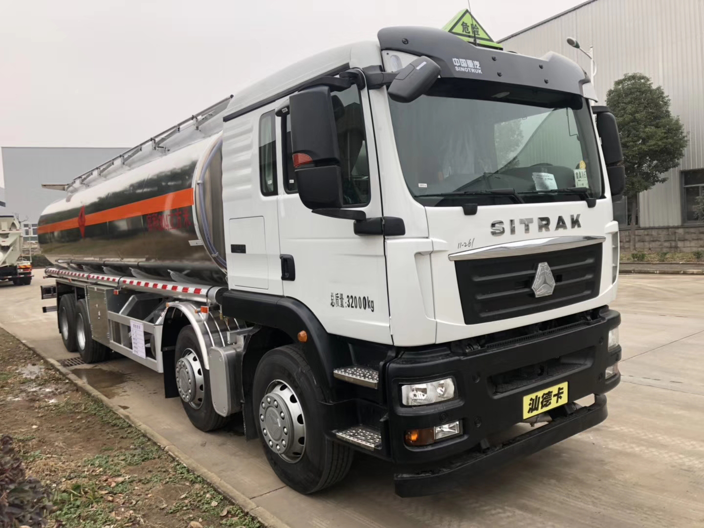 重汽汕德卡铝合金运油车